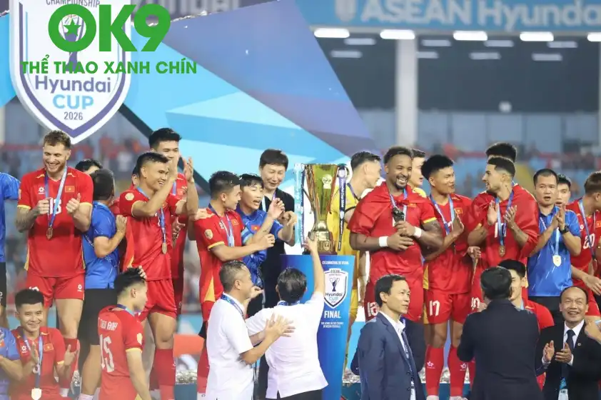 Trước Thái Lan, Việt Nam tiếp tục tạo lợi thế lớn bằng chiến thắng 2-0 ngay tại Rajamangala. Trước Thái Lan, Việt Nam tiếp tục tạo lợi thế lớn bằng chiến thắng 2-0 ngay tại Rajamangala.